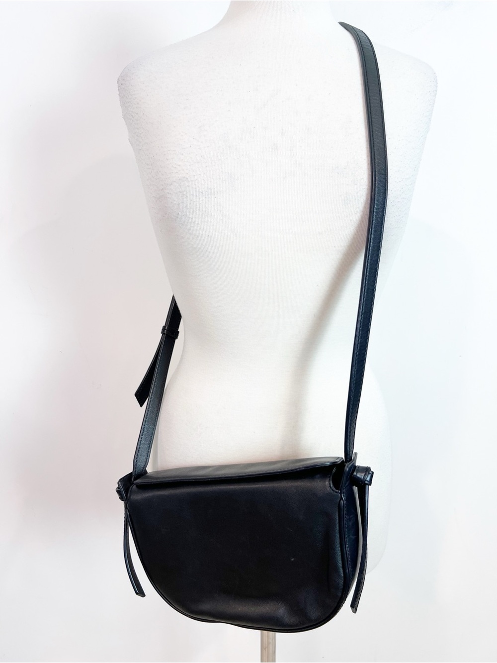BANANA REPUBLIC BLACK LEATHER SADDLE CROSSBODY PURSE MAGNETIC CLOSE TOP